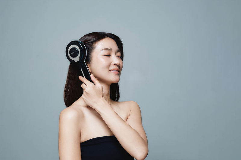 サイズ／約長さ230×本体幅92×奥行50mm。重さ／約285g。3つのモードを搭載。モード1：低速揉み、EMS弱。モード2：中速揉み、EMS強。モード3：高速揉み、EMS強。 ※プラズマイオン、赤色青色LEDは共通。