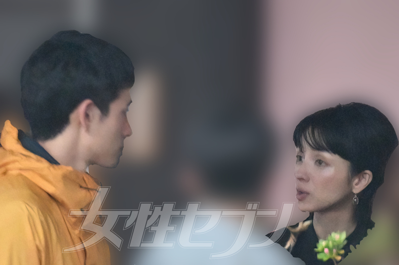 見つめ合う満島と浅野