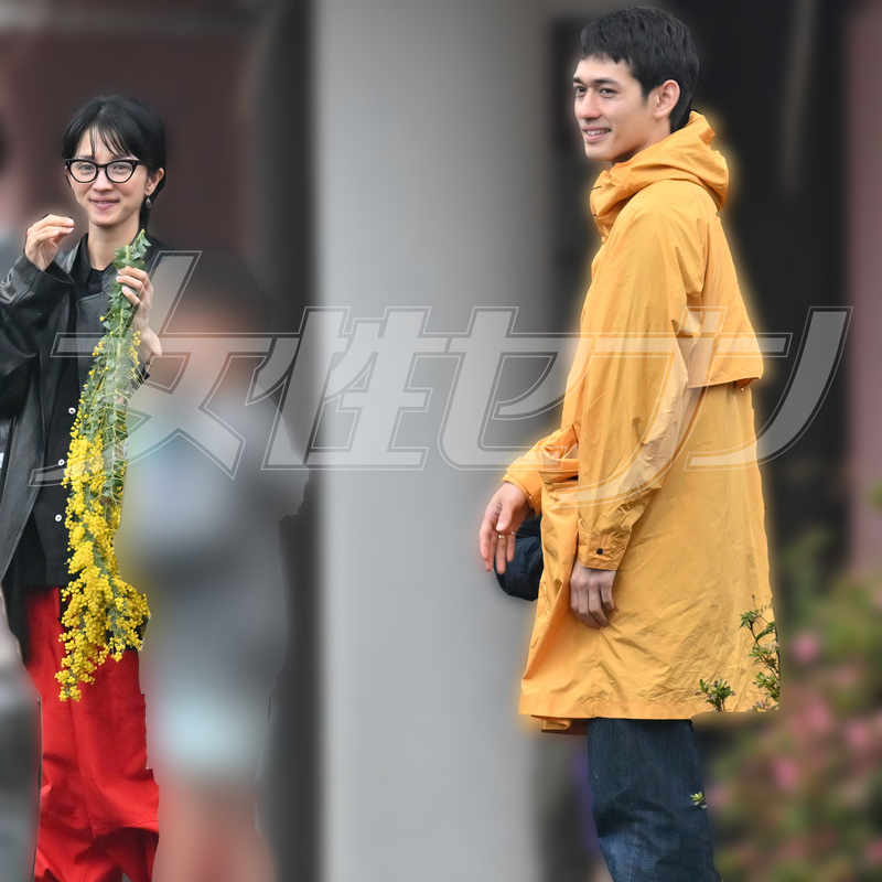 ミモザの花を持つ満島