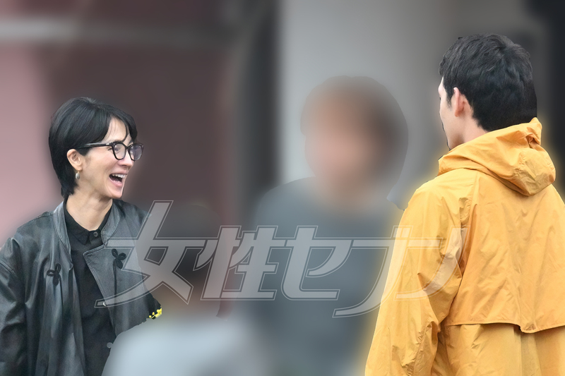 知人家族と談笑