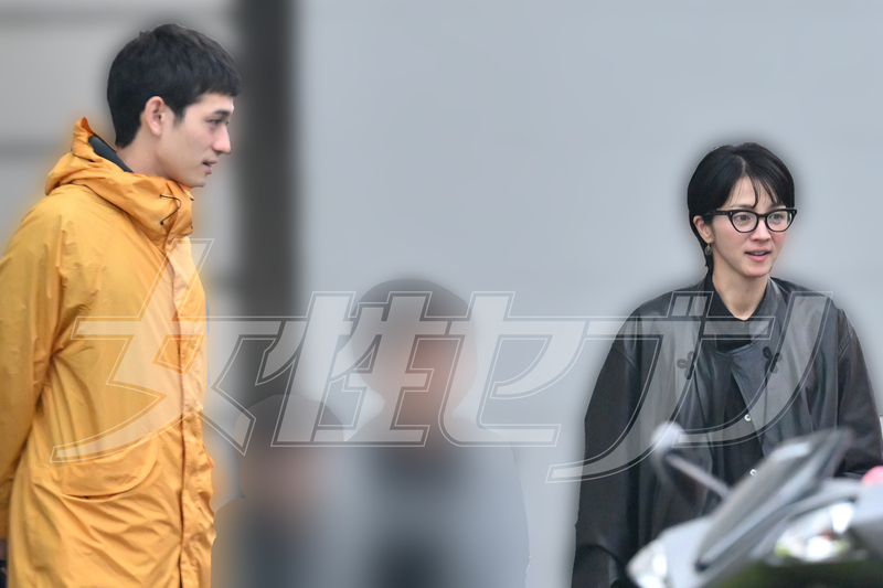 浅野（左）と知人家族と過ごす満島（2026年3月下旬）