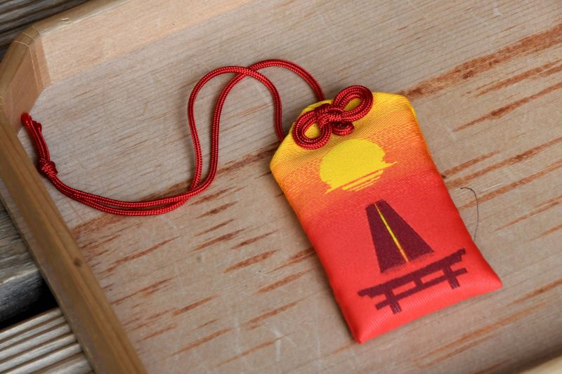 光の道のお守りも。