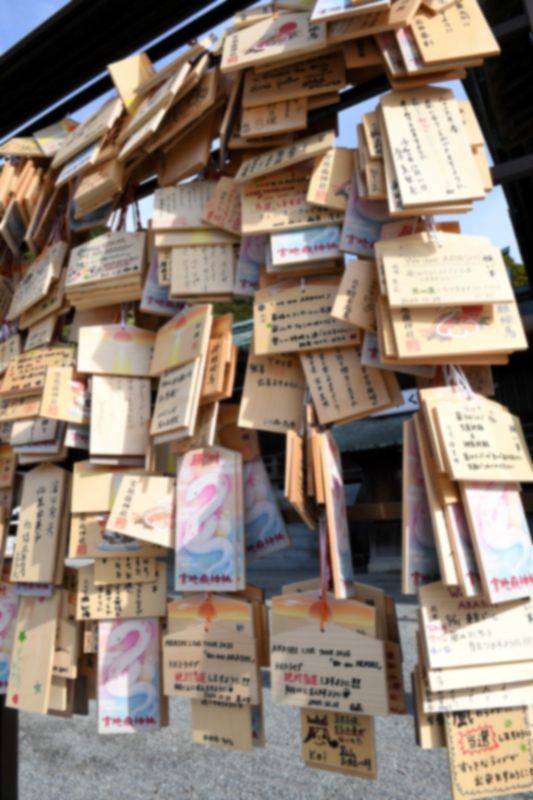神社にはラストツアーの当選を願う絵馬がたくさん飾られていた。