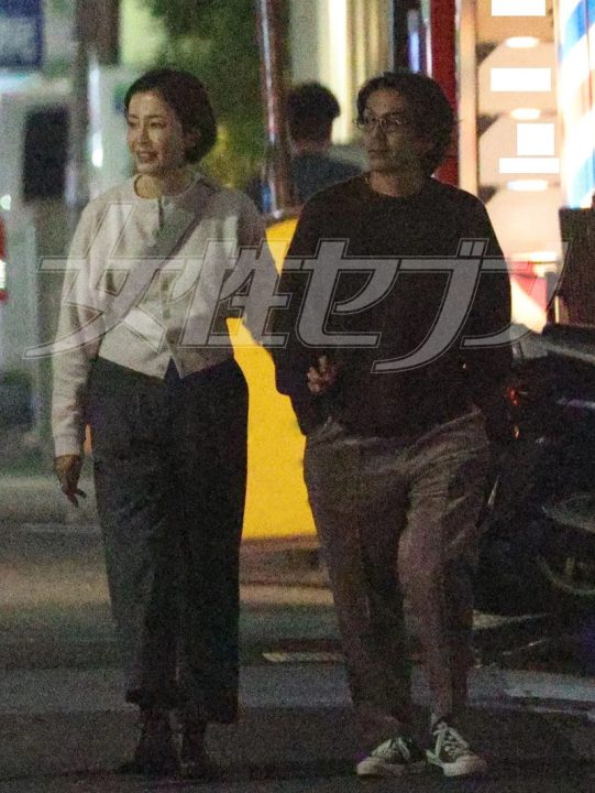 仲良く食事に出かけていた