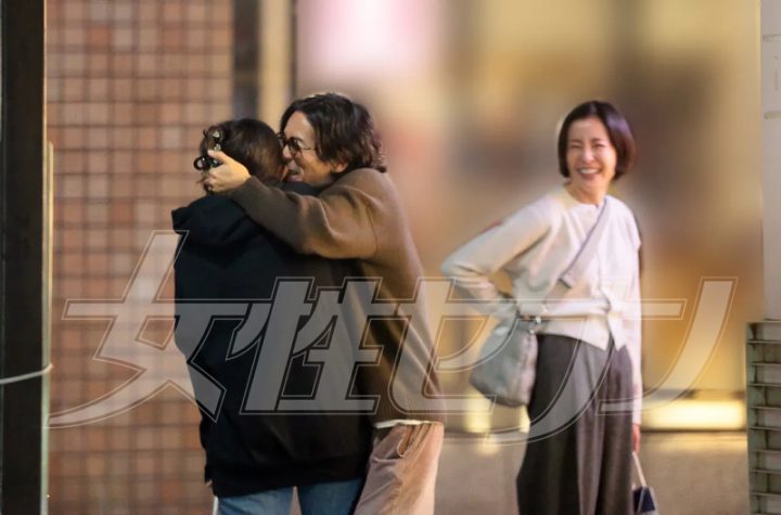 娘とはしゃぐ森田の様子を見守るりえ