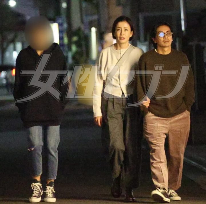 夜の街を歩く森田剛家族