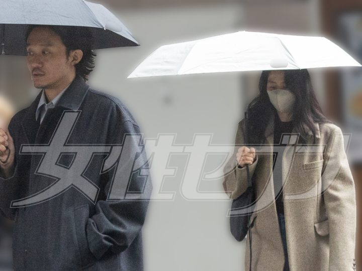 シンプルな装いの二人（2026年3月）