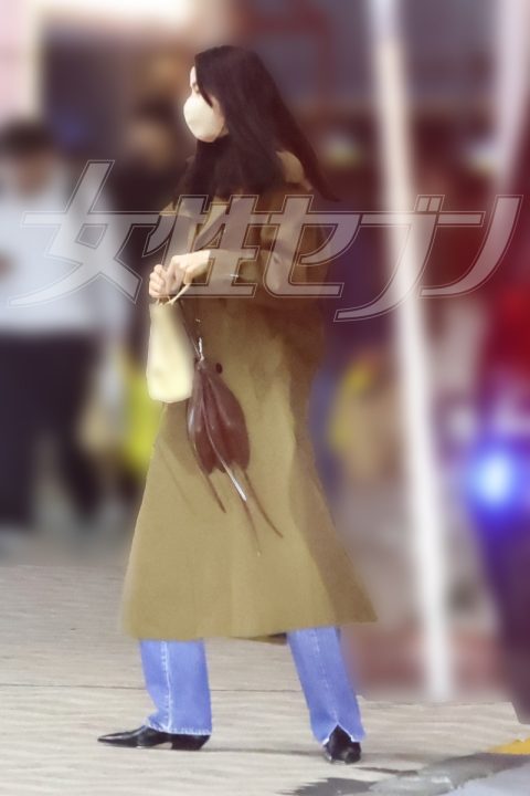 車から出てくる長澤（2026年3月）