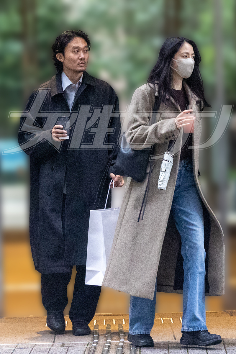 時折顔を近づけ話し込む場面もあったという（2026年3月）