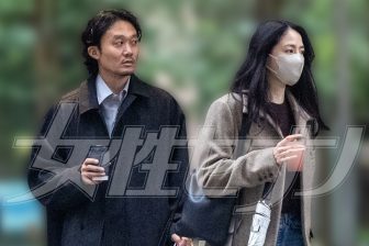 《独占・初夫婦2ショット》長澤まさみが夫と銀座デート「リンクコーデ」で左手薬指に指輪が光って 