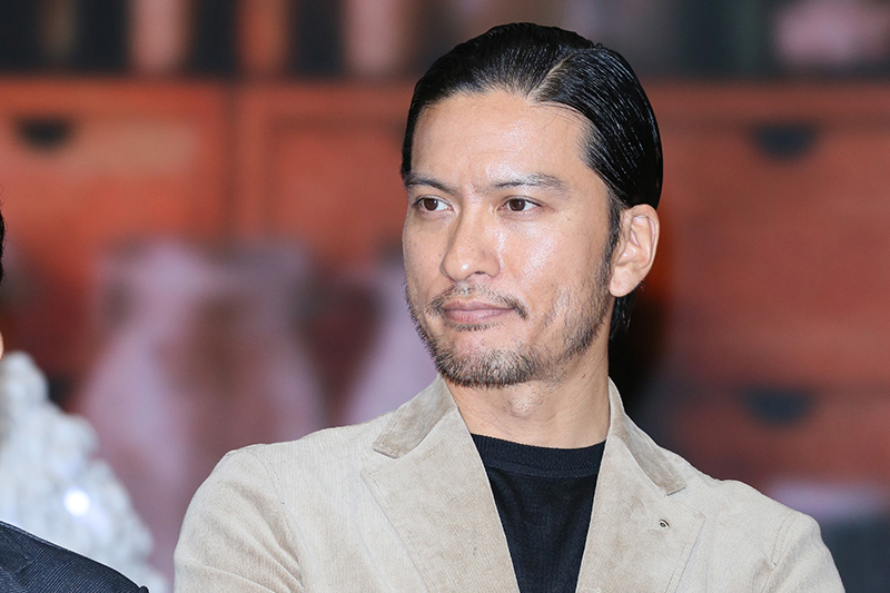 病院の公式YouTubeに出演した長瀬智也