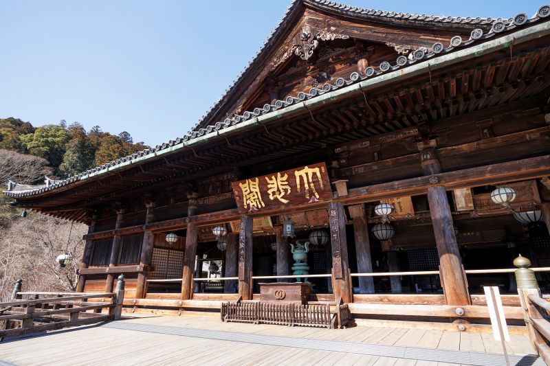 小初瀬山の中腹にぐいっと張り出した舞台作りが大迫力の国宝「本堂」。