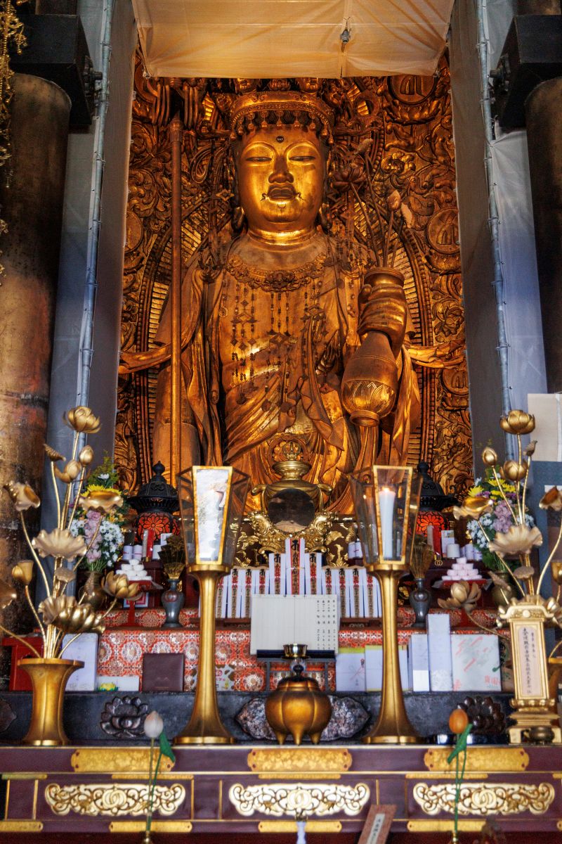 本堂内に祀られる「十一面観世音菩薩立像」。10mを超す大きなお姿は圧巻！