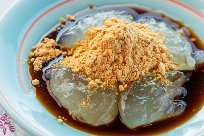 できたての食感は感動ものの「葛もち」（770円）。