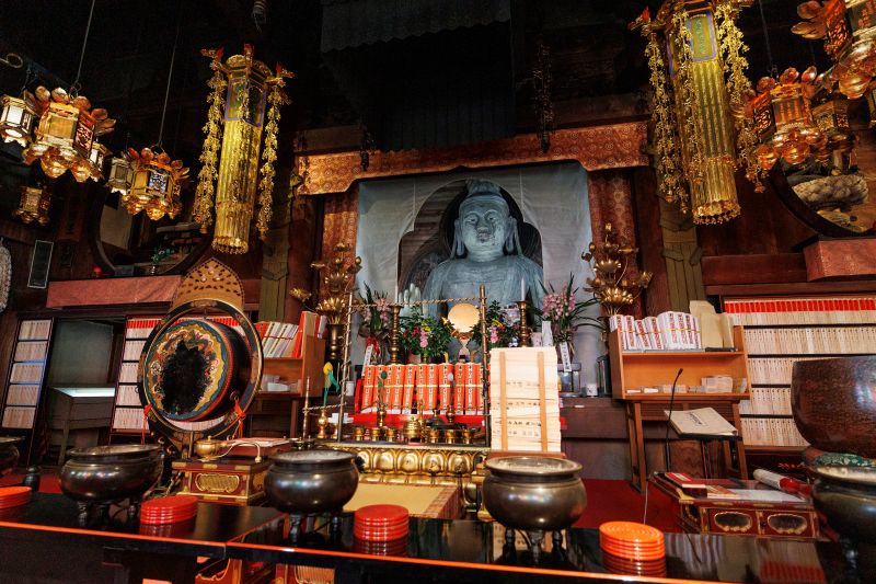 本堂に安置される本尊の「如意輪観音座像」は4.85mあり、日本最大の塑像（土でできた仏像）。