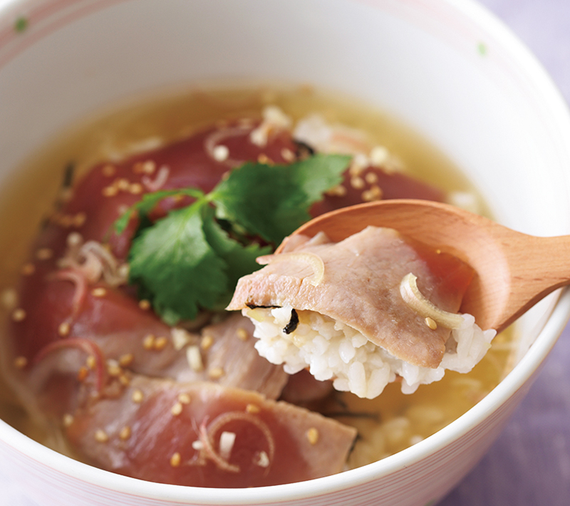 「だし茶漬け+肉うどん えん 新宿小田急エース店」の人気メニューを再現「漬けまぐろのだし茶漬け」