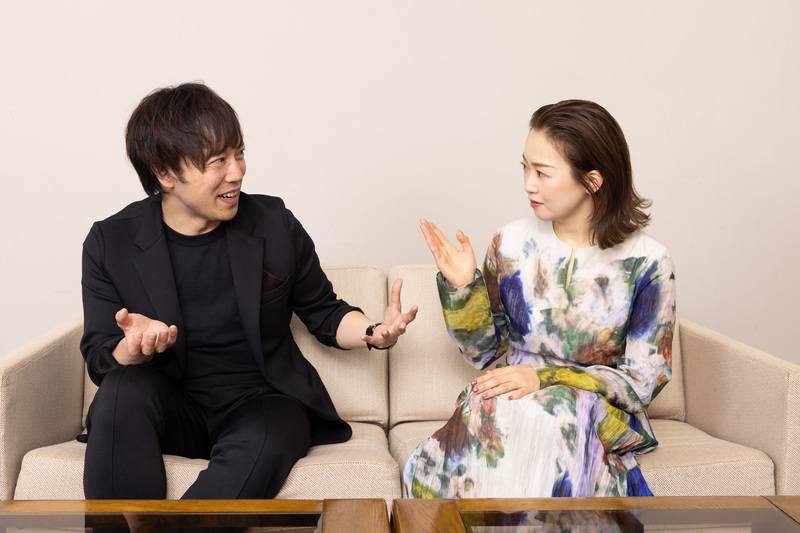 「歌手になる」という思いは幼い頃から強かったと話すふたり。笑いの絶えない取材となった