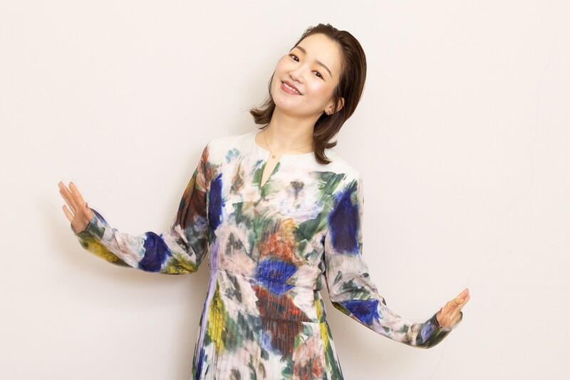 「お待ちしています♪」と軽やかにポーズ