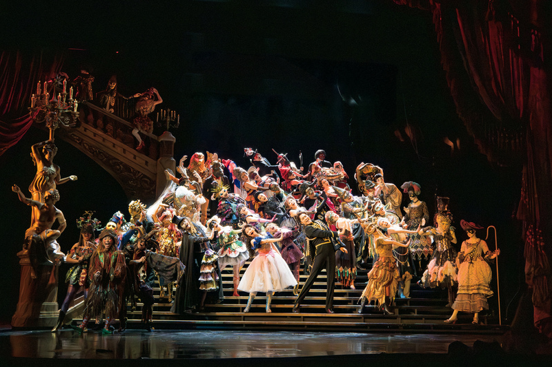 第2幕冒頭を飾る、きらびやかな仮面舞踏会のナンバー「マスカレード」。 細部の造形美にも注目したい（撮影／重松美佐）