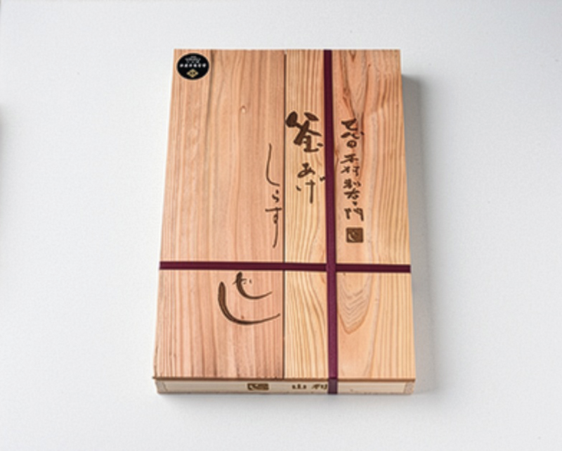 「山利」金印 特上釜あげしらす（木箱入り）（撮影／田中宏幸）