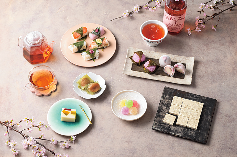 写真右上から時計回りに「ル ブルターニュ」Val de Rance シードル ロゼ〈甘口〉、「御菓子司 大彌」桜もち、花もち詰め合わせ、「御菓子丸」宝相華、「菓游 茜庵」ゆうたま、写真中央上から下に「ゐざさ」桜寿司 詰合せ（一段）、「紀の里食品」白板こぶ巻おぼろ梅、「UCHU wagashi」フルーツの羊羹、写真左「ムジカティー」杵築紅茶 匂い桜（撮影／田中宏幸）