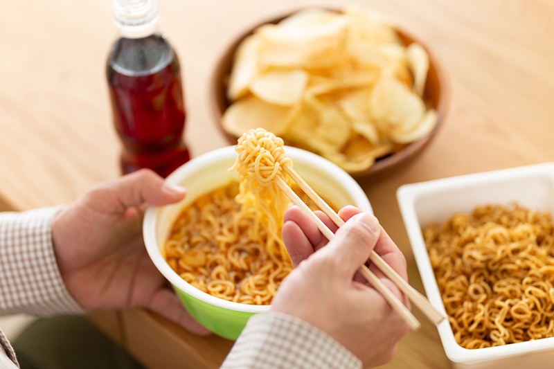 カップ麺などの超加工食品は複数の添加物が含まれているので要注意だ（写真／PIXTA）