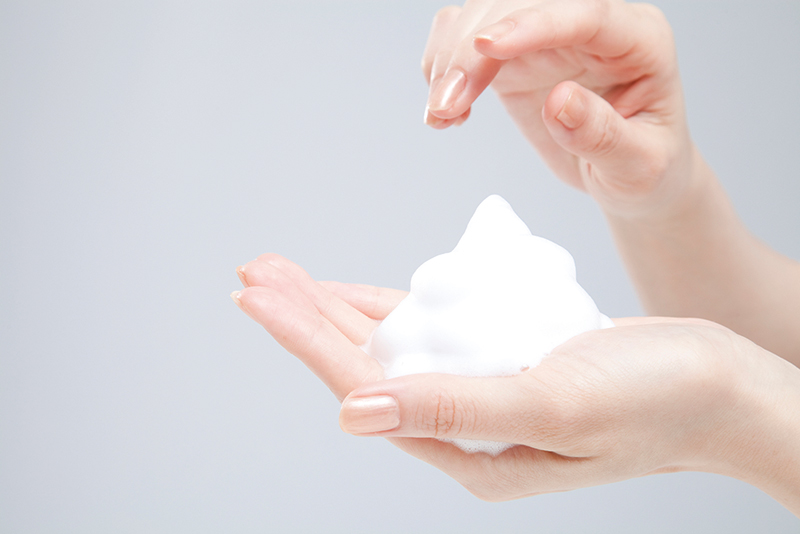 髪、顔、体とも、泡の力でやさしく洗うのがしわ、たるみ予防になる（写真／PIXTA）