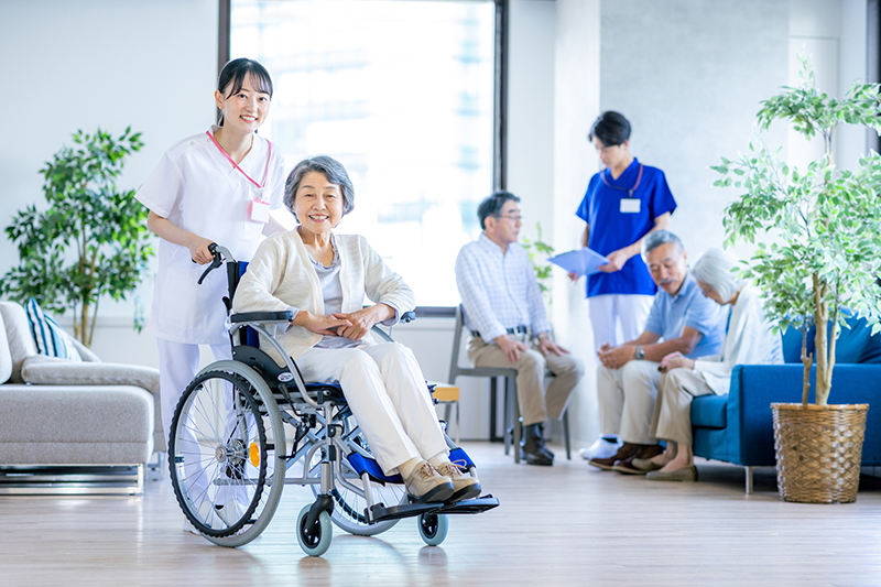 高齢者施設への入居は要介護・要支援認定が必要な場合もある。早めの準備を（写真／PIXTA）