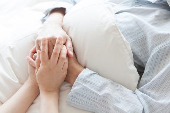 《看取りの専門家が解説する「死の直前に起こること」》食欲や呼吸、顔に現れる兆候、家族を驚か…