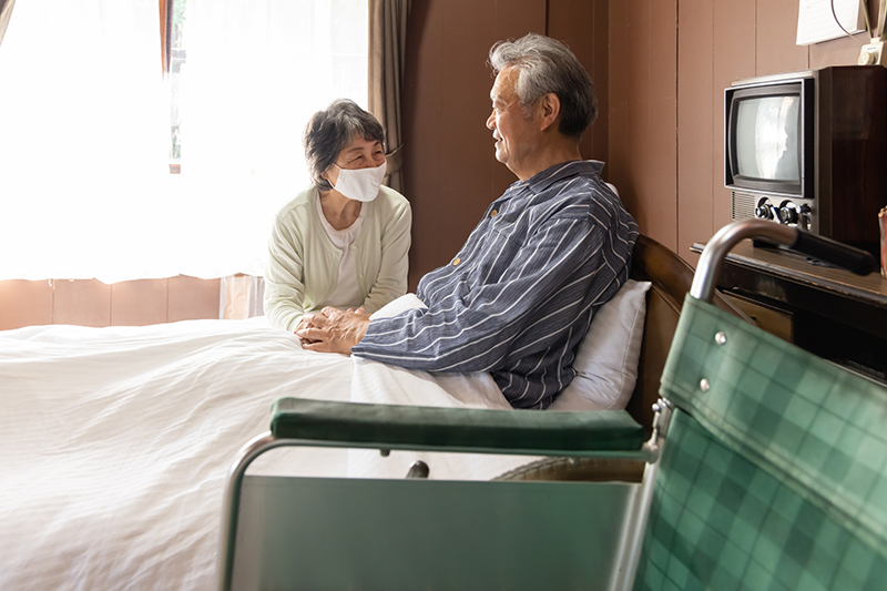 昏睡状態であっても、「中治り」が起こると突如話ができたり、食事をとったりする（写真／PIXTA）