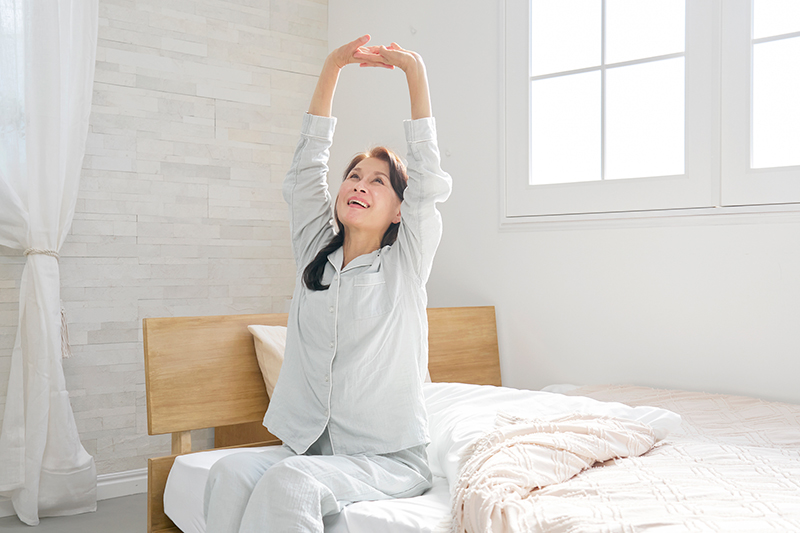 100才まで歩ける体を目指す「ごろ寝ストレッチ」（写真／PIXTA）