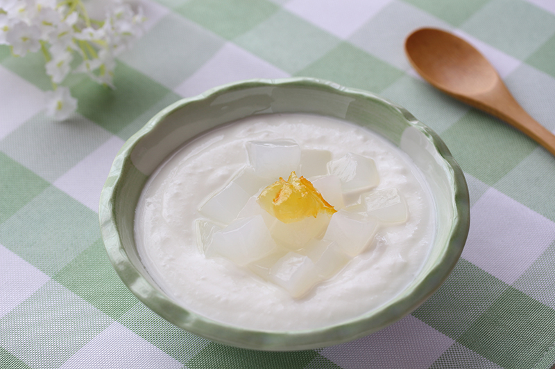 いつものヨーグルトにナタデココを（写真／PIXTA）