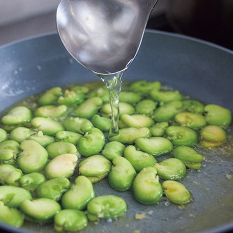 パスタのゆで汁でソースにとろみをつける