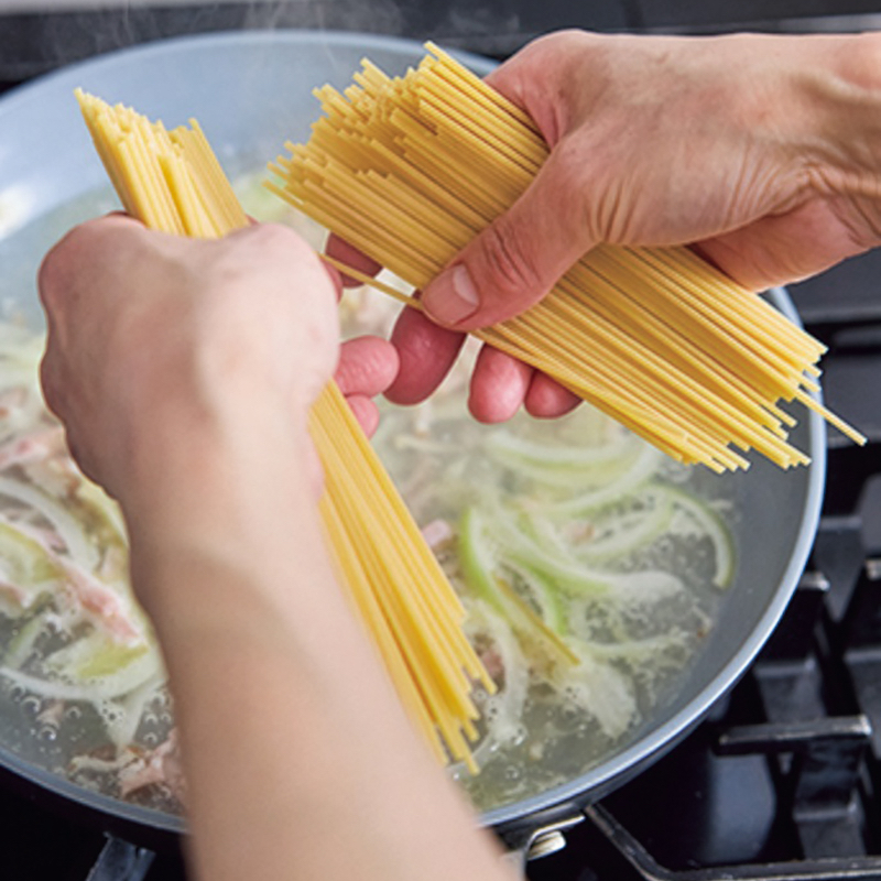 フライパンに入らない長さのパスタは折ってOK