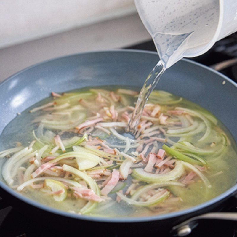 具材を炒めてから水と調味料を入れる