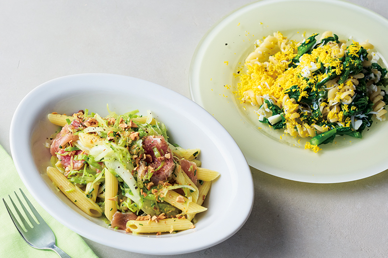 「菜の花としらすのミモザパスタ」（右）、「春キャベツと生ハムのサラダパスタ」（左）