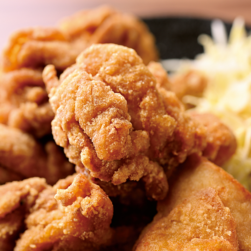 大振りなももの『塩からあげ』は1個200円。ひと口かじると、にんにくの香りと塩だれが染み込んだ肉の旨みが口の中にジュワッと広がる