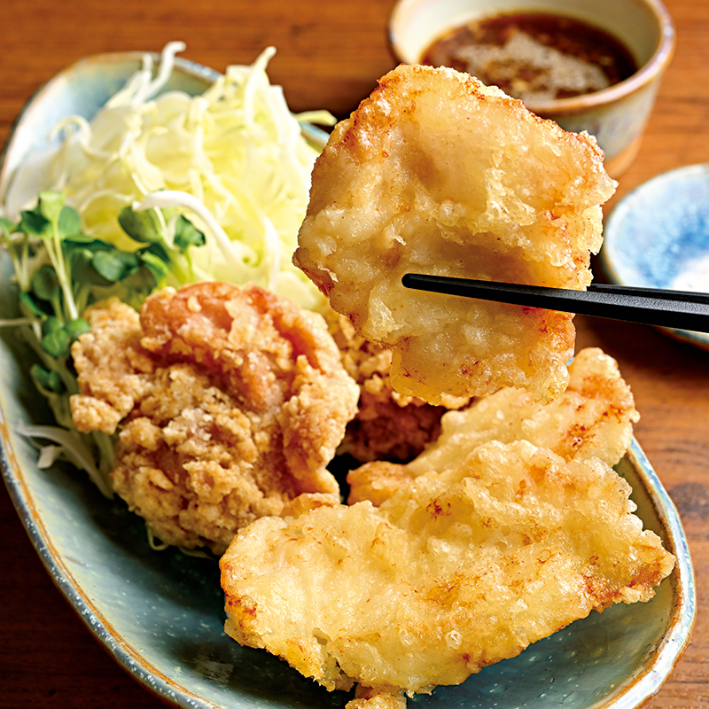 「大根おろし入りのぽん酢しょうゆ、昆布塩をつけての味変もおすすめです」。2種類のから揚げが一度に味わえる『房総家定食』（1350円）は、店の一番人気