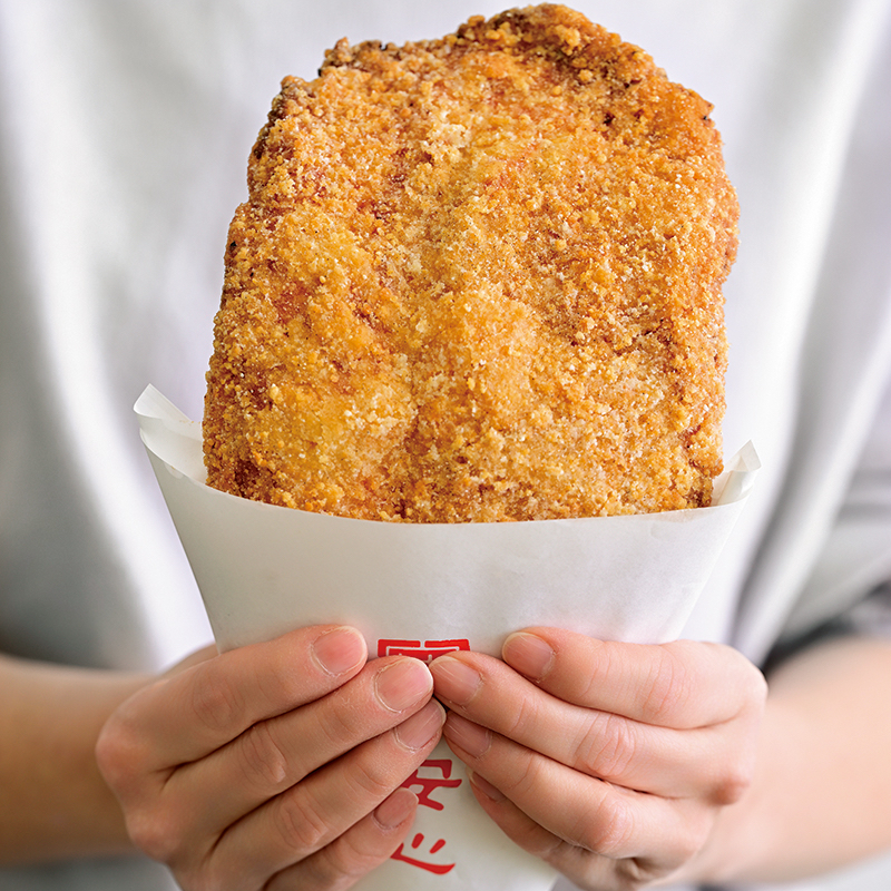 店の炸鶏排（ザージーパイ）は1枚700円。肉と衣の間にできるタピオカのプニッとした層がおいしさの秘密