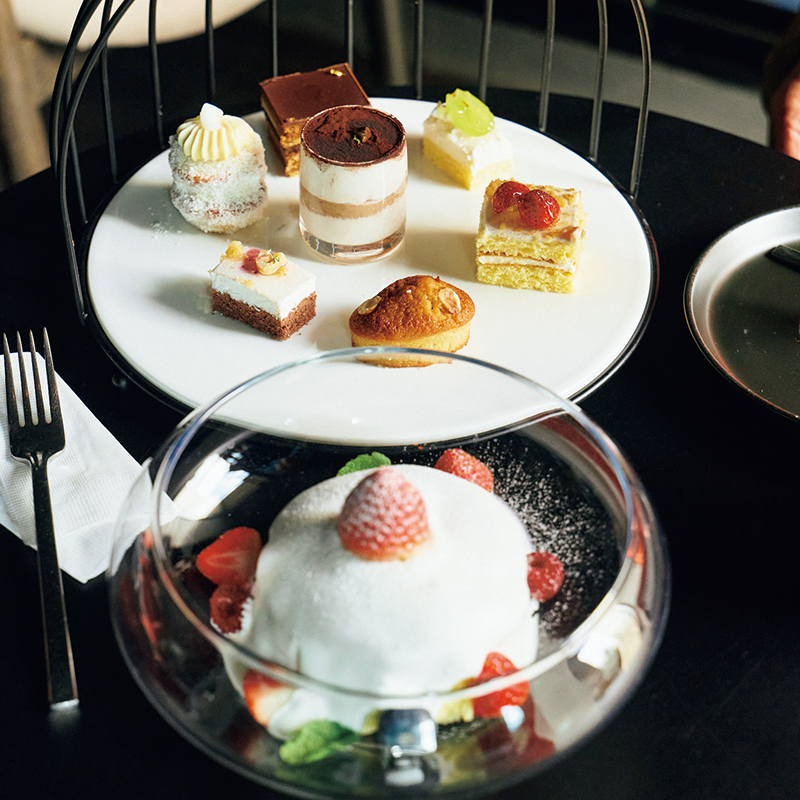 手前が「ストロベリーチーズスフレ」（1万6000W）、奥が「デサートプレート」（2万1000W）