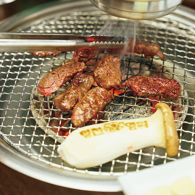 おすすめは「韓牛ハラミ」（130g8万2000W）と「韓牛サガリ」（130g8万6000W）