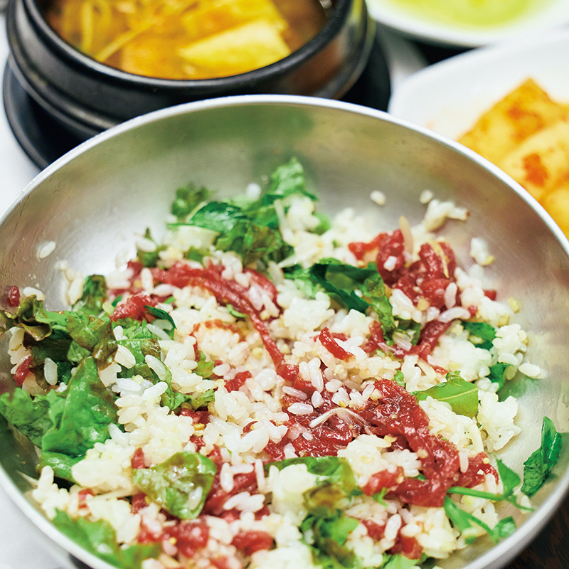 「韓牛ユッケビビンバ」（2万1000W）も人気。セットのみそチゲも絶品