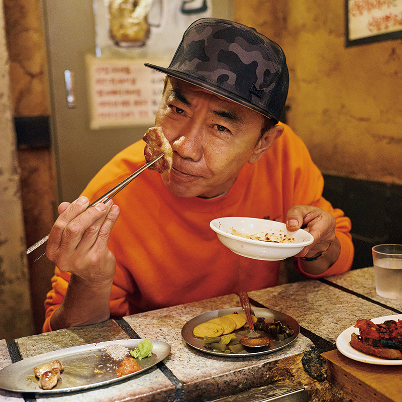 魔法のたれも最高！魔法のたれとは魚介のアンチョビソースのこと。芽ねぎや豆の葉で巻いて食べても美味