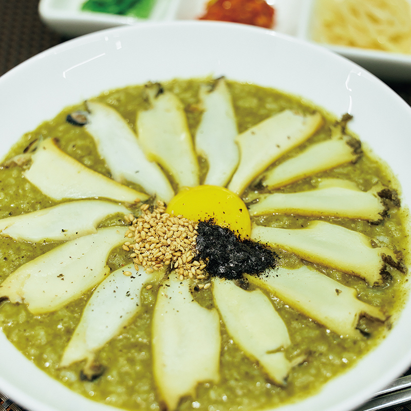 「特アワビ粥」は出汁に深みがある。ノリさんいわく“魔法の出汁”なのだとか