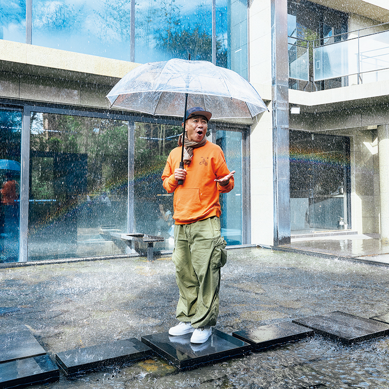 人工雨が降る中庭で“晴天の雨と虹”を楽しむノリさん