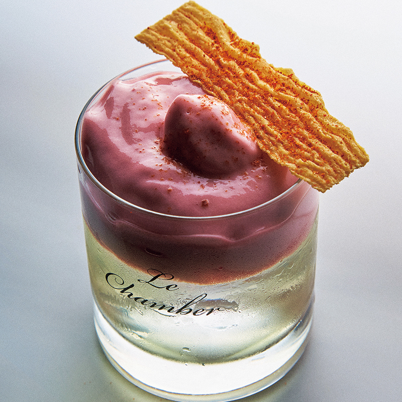 カクテル各種2万3000W～3万W（別途入店料1万W）。シングルモルトウイスキーは70種類以上取り揃える