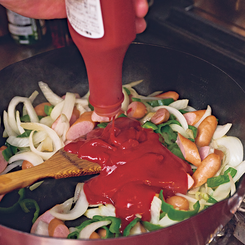 パスタとケチャップは同量なので、2人分なら1本（300g）をすべて投入