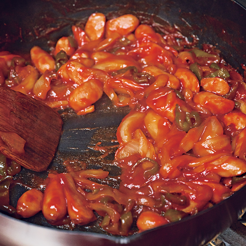 ケチャップをトマトソース感覚で使い、弱火で半量ほどにじっくり煮詰めていく