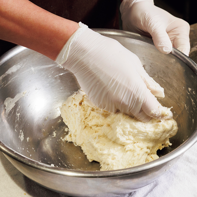 まとまりが出るまでしっかり混ぜる