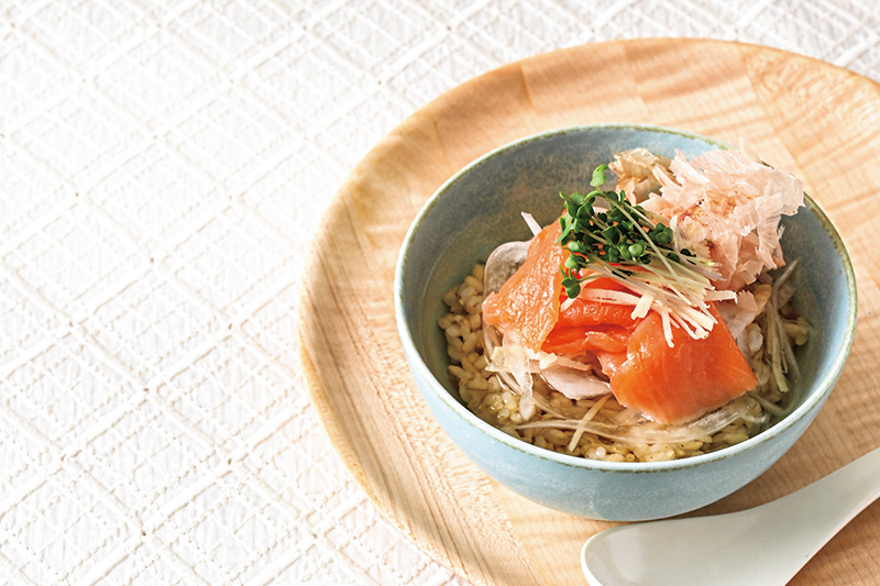 「新玉ねぎとスモークサーモンのサラダ茶漬け」